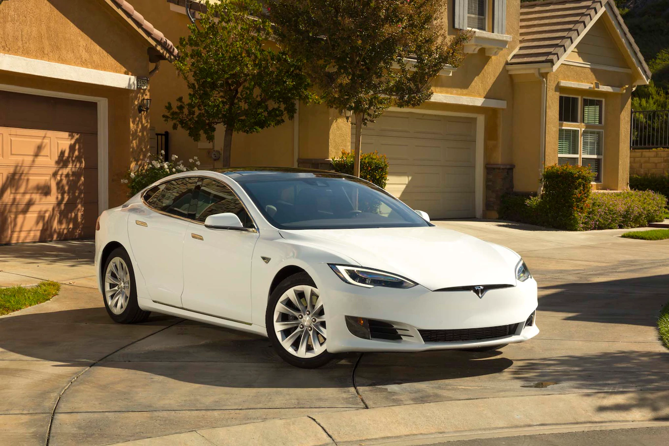 2016-Tesla-Model-S-60-front-three-quarter